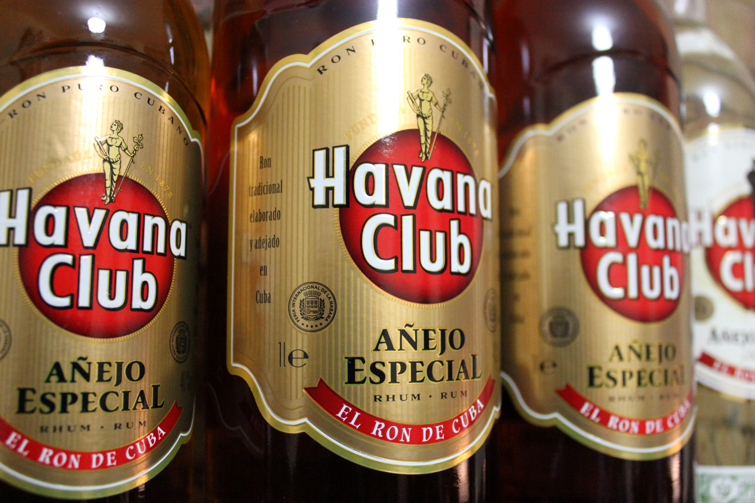 Ром гавана клаб. Havana Cuba Ром. Havana Club Куба. Гавана клуб на Кубе.