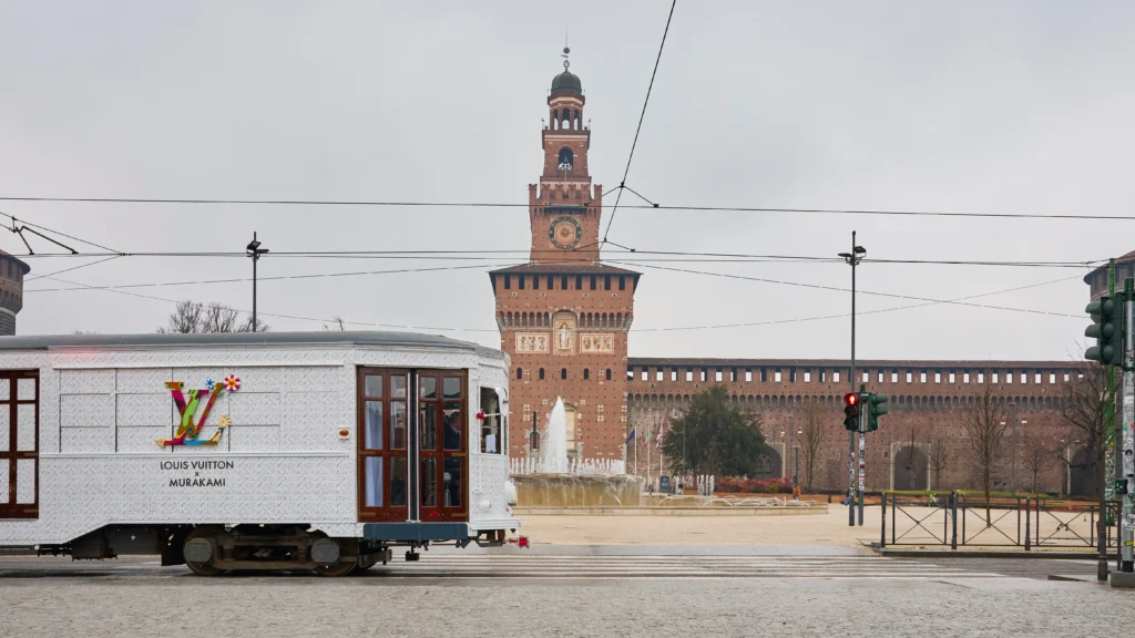 Milano celebra l'arte di Takashi Murakami: i tram griffati Louis Vuitton attraversano la città YOUparti