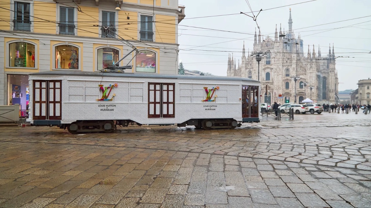 Milano celebra l'arte di Takashi Murakami: i tram griffati Louis Vuitton attraversano la città YOUparti